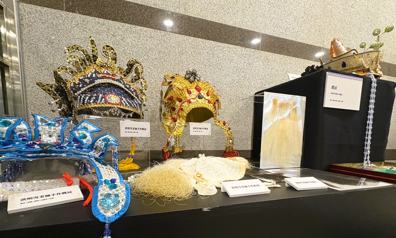 洪明雪藝師於新莊文化藝術中心《明雪璀璨映戲臺──藝師洪明雪片段記事》特展展出手作道具