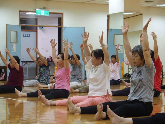 肢體伸展大平台 邀爺奶藝同動動身體young起來